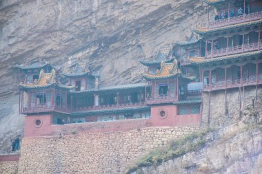 Shanxi 'deki Datong şehri yakınlarındaki Taoist manastırı. Kutsal Taoist Dağı, Dünya Mirası olarak tercüme edilir.
