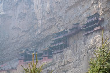Shanxi 'deki Datong şehri yakınlarındaki Taoist manastırı. Kutsal Taoist Dağı, Dünya Mirası olarak tercüme edilir.