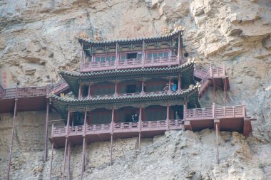 Hunyuan, Çin - Ekim 2019: Shanxi ilinin Datong kenti yakınlarındaki Taoist manastırda yürüyen turistler.