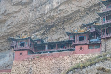 Kaya oluşumunun ve dağların güzel manzarası. 