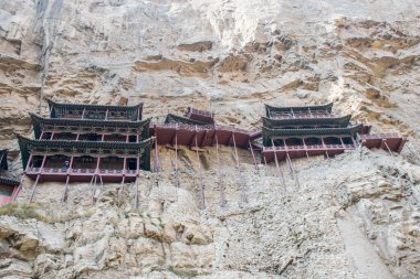 Shanxi 'deki Datong şehri yakınlarındaki Taoist manastırı. Kutsal Taoist Dağı, Dünya Mirası olarak tercüme edilir.