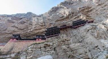 Shanxi 'deki Datong şehri yakınlarındaki Taoist manastırı. Kutsal Taoist Dağı, Dünya Mirası olarak tercüme edilir.