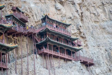 Shanxi 'deki Datong şehri yakınlarındaki Taoist manastırı. Kutsal Taoist Dağı, Dünya Mirası olarak tercüme edilir.