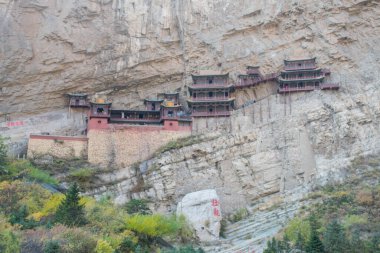 Shanxi 'deki Datong şehri yakınlarındaki Taoist manastırı. Kutsal Taoist Dağı, Dünya Mirası olarak tercüme edilir.