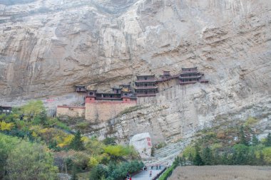 Shanxi 'deki Datong şehri yakınlarındaki Taoist manastırı. Kutsal Taoist Dağı, Dünya Mirası olarak tercüme edilir.