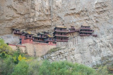 Shanxi 'deki Datong şehri yakınlarındaki Taoist manastırı. Kutsal Taoist Dağı, Dünya Mirası olarak tercüme edilir.