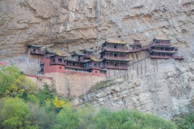 Shanxi 'deki Datong şehri yakınlarındaki Taoist manastırı. Kutsal Taoist Dağı, Dünya Mirası olarak tercüme edilir.