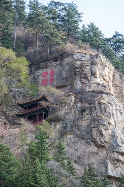 Shanxi 'deki Datong şehri yakınlarındaki Taoist manastırı. Kutsal Taoist Dağı, Dünya Mirası olarak tercüme edilir.