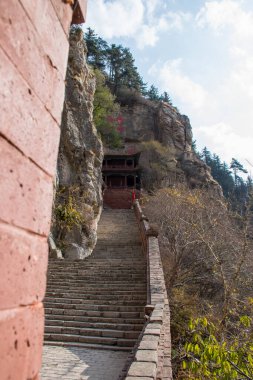 Shanxi 'deki Datong şehri yakınlarındaki Taoist manastırı. Kutsal Taoist Dağı, Dünya Mirası olarak tercüme edilir.