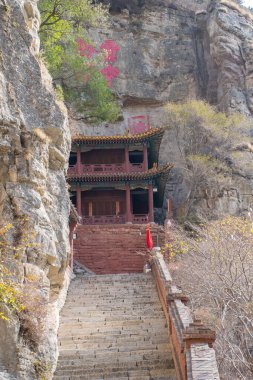 Shanxi 'deki Datong şehri yakınlarındaki Taoist manastırı. Kutsal Taoist Dağı, Dünya Mirası olarak tercüme edilir.