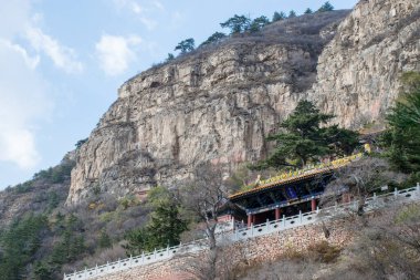 Shanxi 'deki Datong şehri yakınlarındaki Taoist manastırı. Kutsal Taoist Dağı, Dünya Mirası olarak tercüme edilir.