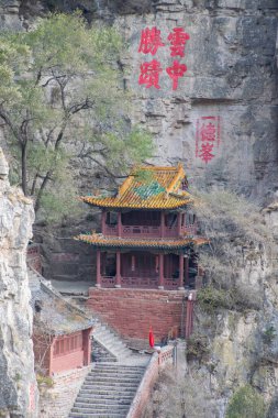 Shanxi 'deki Datong şehri yakınlarındaki Taoist manastırı. Kutsal Taoist Dağı, Dünya Mirası olarak tercüme edilir.