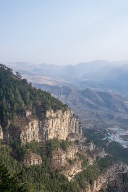 Gündüz dağları ve ağaçlarla doğal manzara, seyahat kavramı  