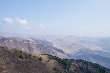 Gündüz dağları ve ağaçlarla doğal manzara, seyahat kavramı  