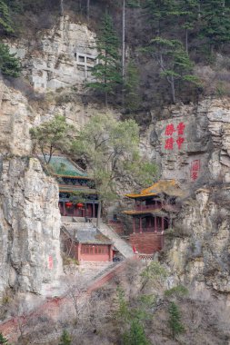 Shanxi 'deki Datong şehri yakınlarındaki Taoist manastırı. Kutsal Taoist Dağı, Dünya Mirası olarak tercüme edilir.