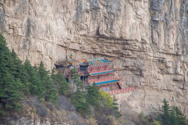 Shanxi 'deki Datong şehri yakınlarındaki Taoist manastırı. Kutsal Taoist Dağı, Dünya Mirası olarak tercüme edilir.