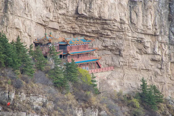 Shanxi 'deki Datong şehri yakınlarındaki Taoist manastırı. Kutsal Taoist Dağı, Dünya Mirası olarak tercüme edilir.