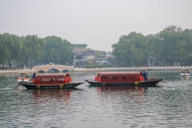 Pekin, Çin - Ekim 2019: Beihai Parkı 'nda geleneksel su havuzu tekneleri.
