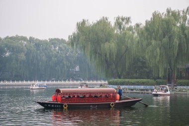 Pekin, Çin - Ekim 2019: Beihai Parkı 'nda geleneksel su havuzu tekneleri.