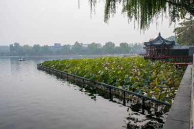 Pekin, Çin - Ekim 2019: Beihai Parkı 'nda geleneksel su havuzu tekneleri.