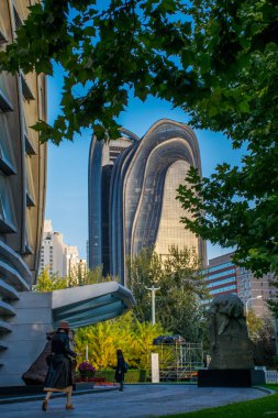 Gündüz modern şehir mimarisine bakış, seyahat kavramı 