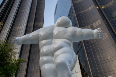 Modern şehir mimarisinin arka planındaki beyaz heykel görüntüsü 