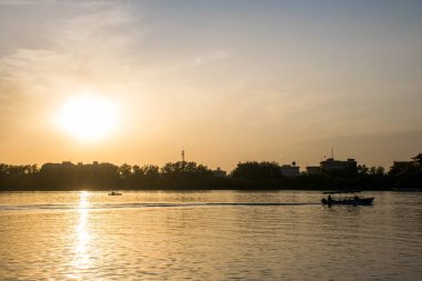 Akşamları sislerin içinde nehrin üzerinde gün batımı.
