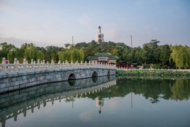 Geleneksel Çin mimarisinin gündüz görüşü, seyahat kavramı   