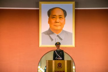 BEIJING / ÇİN - Mayıs 2010: Tiananmen 'de Mao' nun Portresi (Tian 'anmen or Gate of Heavenly Peace) Pekin' in merkezinde yer alan Tiananmen Meydanı 'nda.