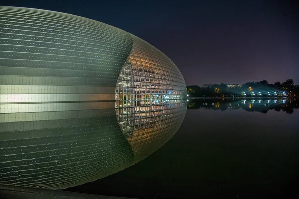 Vista Pequim China National Grand Theater Reflexão Água Lago Noite — Fotografia de Stock
