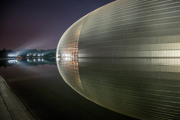 Vista Pequim China National Grand Theater Reflexão Água Lago Noite — Fotografia de Stock