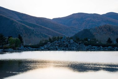 Mavi arkaplanda berrak nehir ve dağların görüntüsü