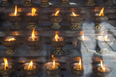 Siyah bir arkaplanda mum yakmak