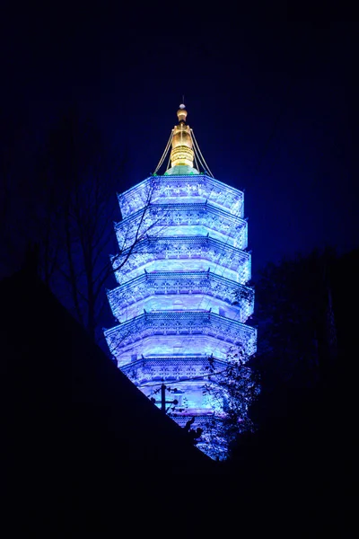 中国の夜間の塔の照明の低角度ビュー — ストック写真