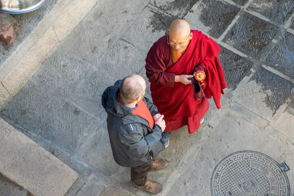 Touristen Gespräch Mit Mönchen Auf Der Straße — Stockfoto