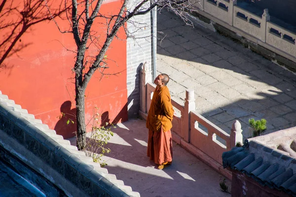 Mnich Tradycyjnej Świątyni Buddyjskiej Koncepcja Podróży — Zdjęcie stockowe