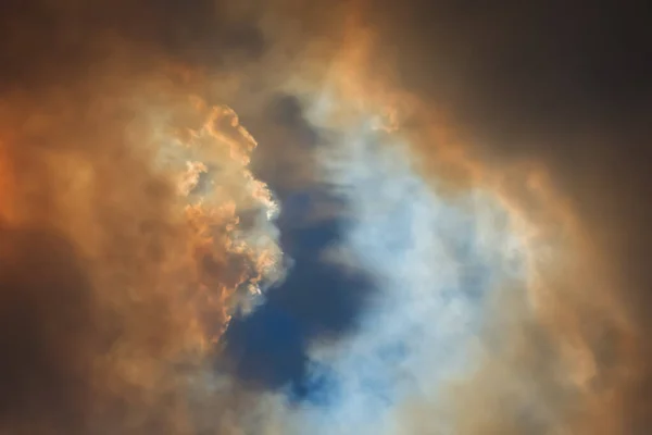 Feu de brousse australien : la fumée des feux de brousse couvre le ciel — Photo
