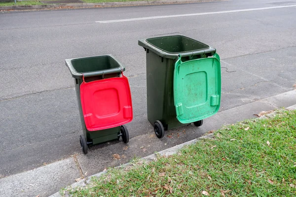 Австралийские мусорные баки с красочными крышками для переработки бытовых отходов и зеленых садовых отходов выстроились на обочине улицы для сбора мусора из совета — стоковое фото