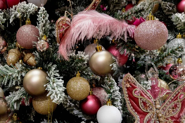 고전적 인 크리스마스 트리에는 다양 한 핑크, 후트, 황금색 장난감 과 거품으로 장식되어 있다. 축제의 배경 — 스톡 사진