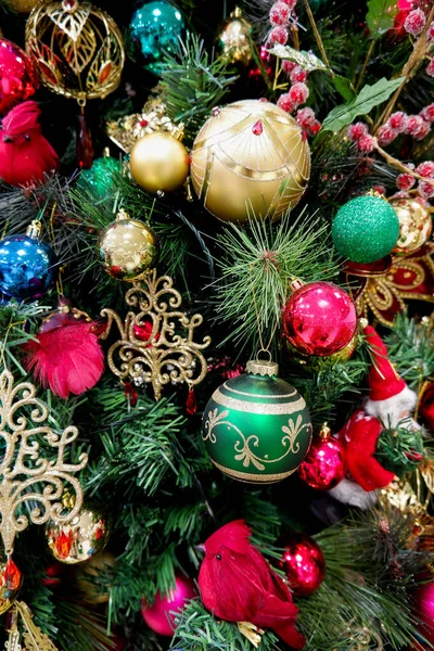 Εσοδεία χριστουγεννιάτικο δέντρο διακοσμημένο με διάφορα παιχνίδια και φυσαλίδες. Εορταστικό φόντο — Φωτογραφία Αρχείου