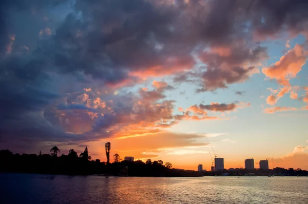 Pôr do sol cênico com silhuetas de construção no rio Paramatta. Sydney, Austrália — Fotografia de Stock