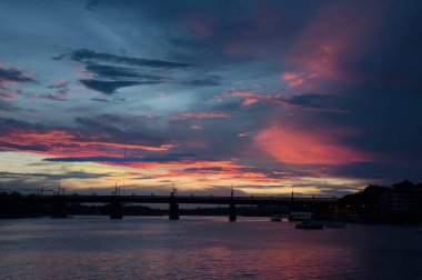 Paramatta nehri üzerinde köprü siluetiyle gün batımı manzarası. Meadowbank, Avustralya