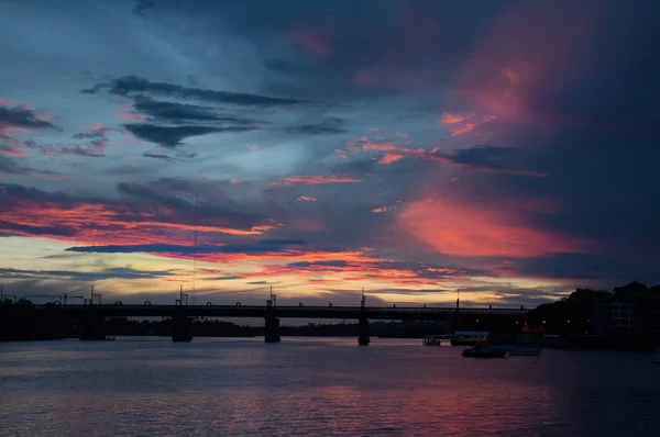 Pôr do sol cênico com silhueta de ponte no rio Paramatta. Meadowbank, Austrália — Fotografia de Stock