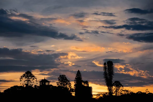 Pôr do sol cênico com silhuetas de construção. Sydney, Austrália — Fotografia de Stock