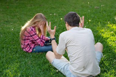 Nesiller arası sorunlar. Baba, onu görmezden gelen ergen kızıyla tartışıyor. Kulaklık takıyor ve ondan uzaklaşıyor..