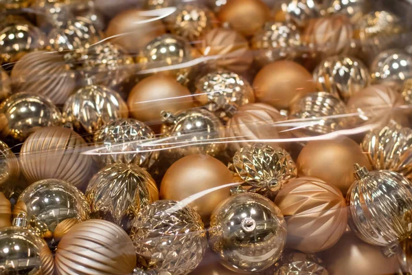 Bolas de ornamento de Natal dourado bugigangas em caixas de plástico. Conceito de compras de Natal. Fundo de férias . — Fotografia de Stock