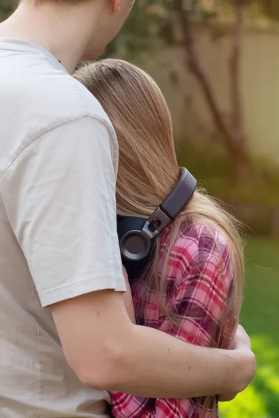 O pai abraça a sua filha adolescente deprimida. Teenager problems concept — Fotografia de Stock