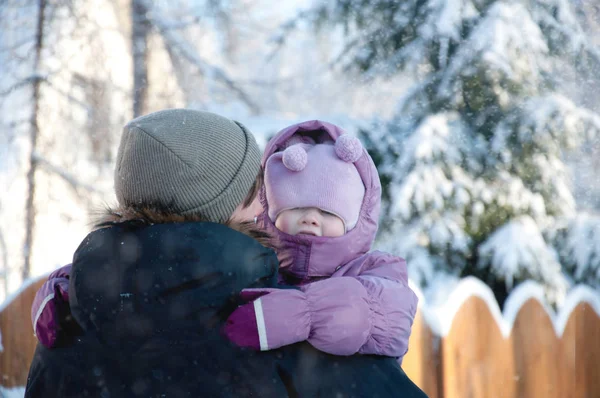 Estilo de vida de inverno. Pai e filha vestindo roupas quentes desfrutar de uma queda de neve. Foco seletivo — Fotografia de Stock