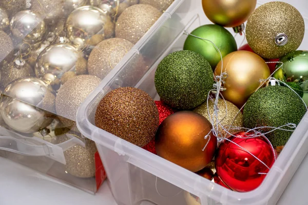 Bolas de Navidad en cajas transparentes de plástico listas para decorar un árbol de Navidad — Foto de Stock