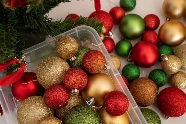 크리스마스 트리를 장식할 준비가 된 플라스틱 투명 한 상자 안에 있는 크리스마스 공들 — 스톡 사진